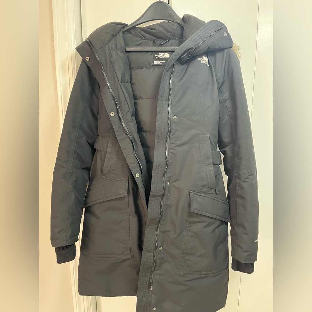 NORTH FACE Women’s 550 Parka with faux fur hood